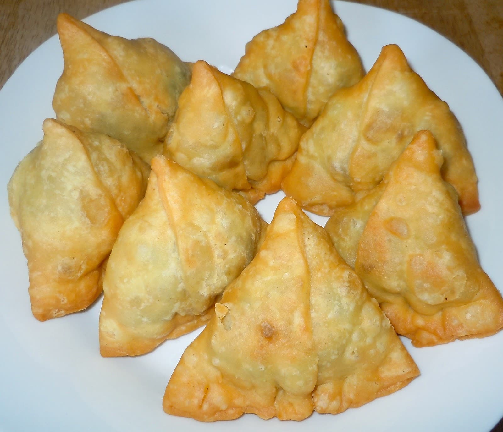 Freshly fried samosas